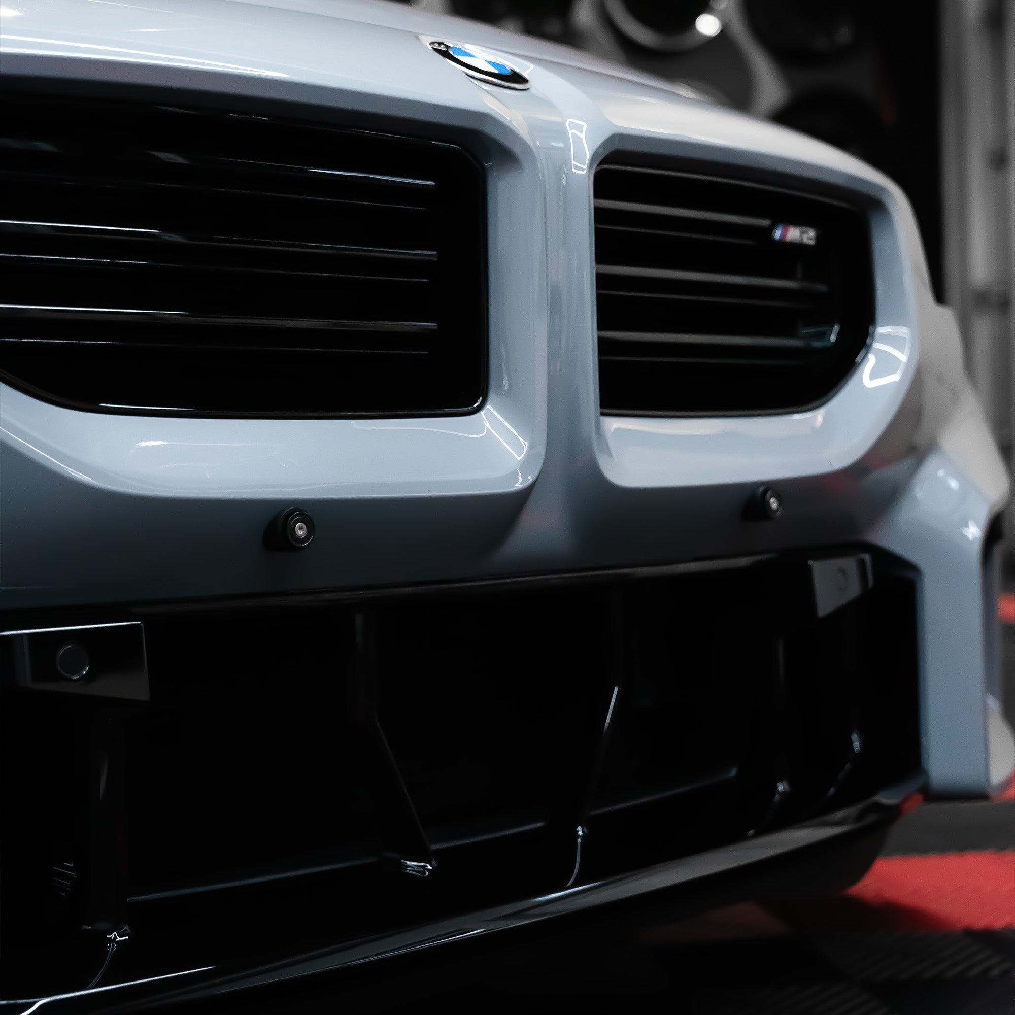FLOW DOWN® Magnet-Kennzeichenhalter für BMW M2 (G87) – Rahmenlose Magnet-Kennzeichenhalter für eine unsichtbare, sichere und schnelle Befestigung. Perfekt für Fotoshootings und ein cleanes Fahrzeug-Design. Kompatibel mit Alu- und 3D-Kennzeichen sowie internationalen Nummernschildern. Inklusive Lackschonenden Pads für extra Schutz.