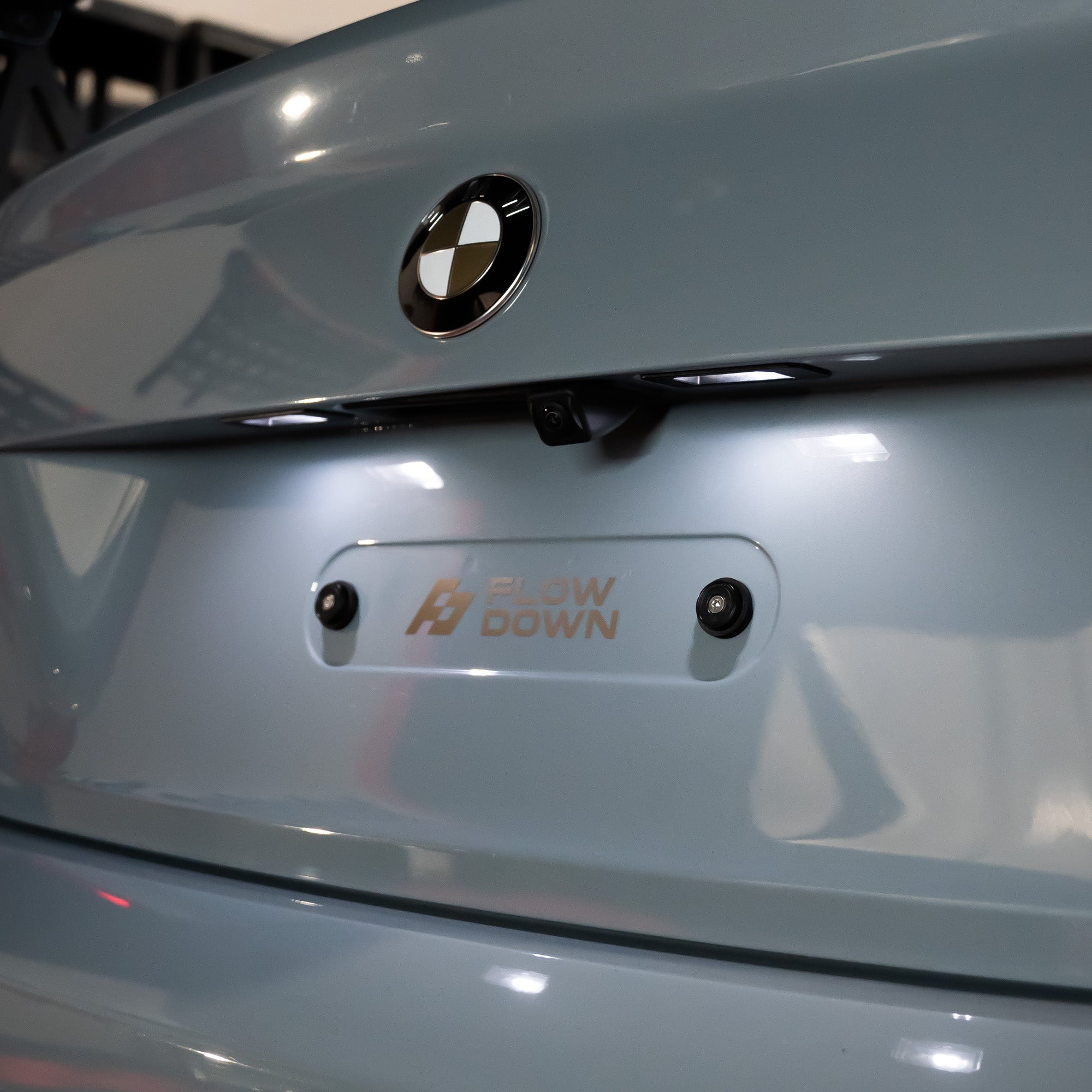 FLOW DOWN® Magnet-Kennzeichenhalter für BMW M2 (G87) – Rahmenlose Magnet-Kennzeichenhalter für eine unsichtbare, sichere und schnelle Befestigung. Perfekt für Fotoshootings und ein cleanes Fahrzeug-Design. Kompatibel mit Alu- und 3D-Kennzeichen sowie internationalen Nummernschildern. Inklusive Lackschonenden Pads für extra Schutz.