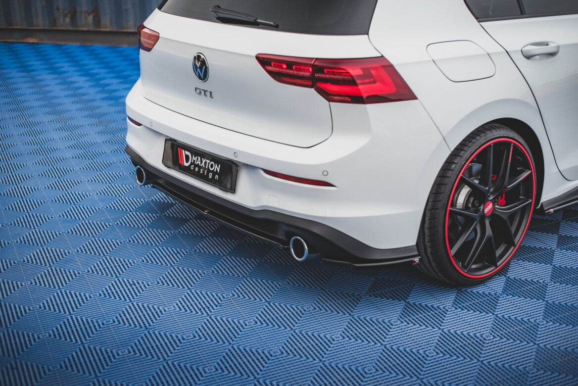 Mittlerer Cup Diffusor Heck Ansatz für VW Golf 8 GTI Maxton Design
