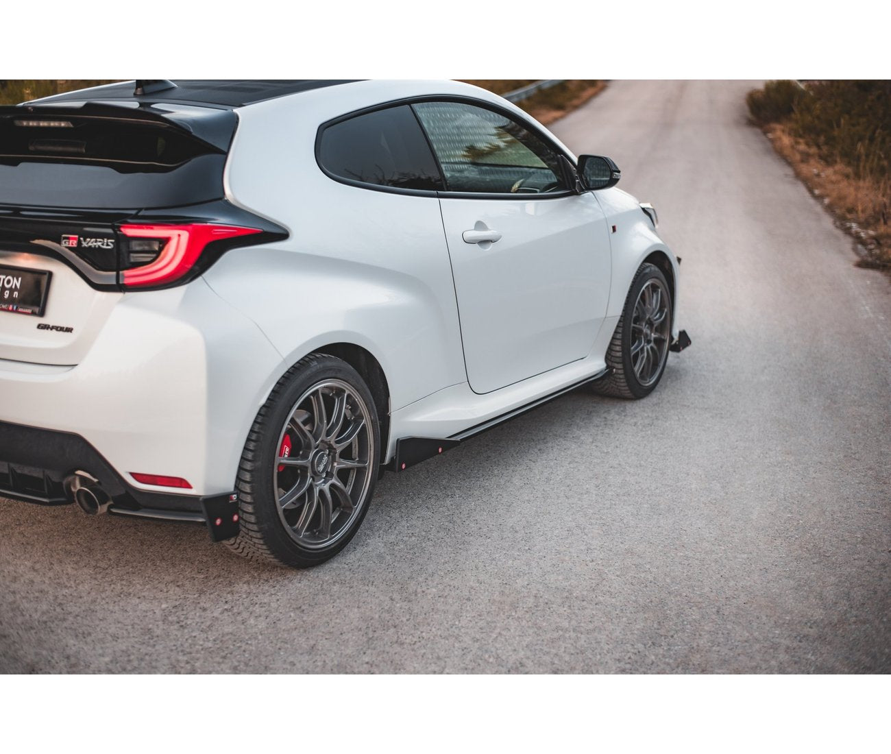 Seitenschweller V.2 + Flaps für Toyota GR Yaris   Maxton Design