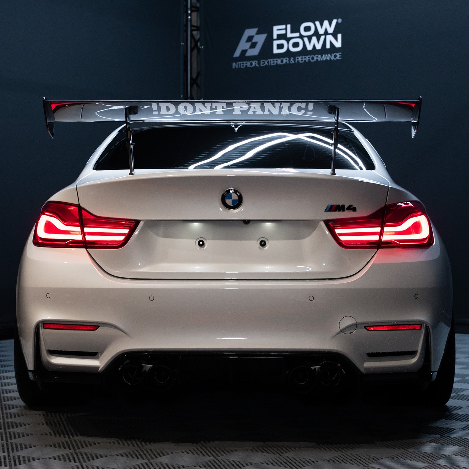 FLOW DOWN® Magnet-Kennzeichenhalter für BMW M2/M3/M4 (F87/F80/F82/F83) – Rahmenlose Kennzeichenhalter mit starken Magneten für eine unsichtbare, sichere und schnelle Befestigung. Ideal für Fotoshootings und ein sauberes Fahrzeug-Design. Kompatibel mit Alu- und 3D-Kennzeichen sowie internationalen Nummernschildern.