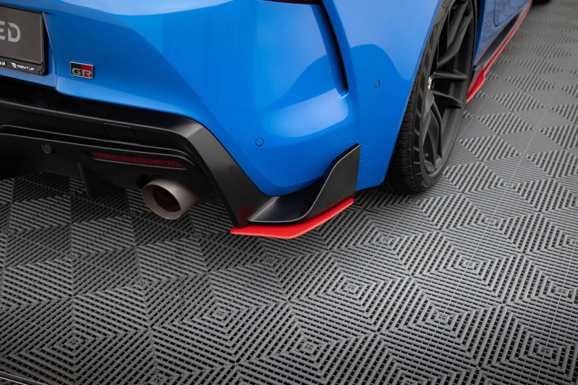 Heck Flaps V.2 Rot Hochglanz passend für Toyota Supra Mk5 am Fahrzeug
