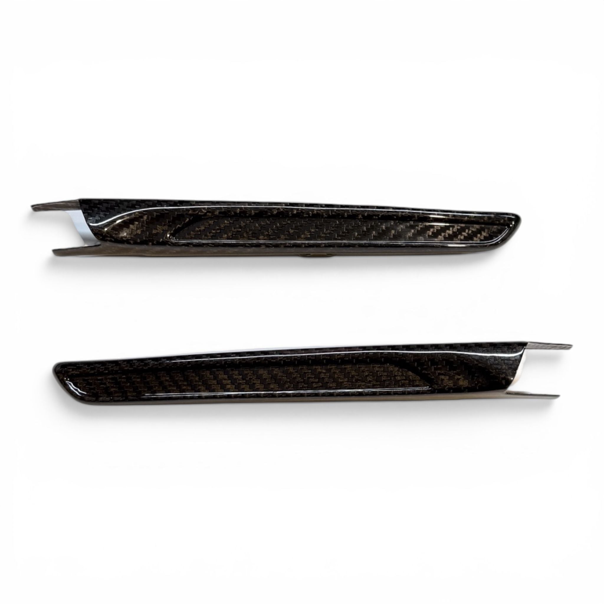 Carbon Seitenembleme aus PrePreg Carbon passend für BMW M3/M4 (F80/F82/F83)   FLOW DOWN®