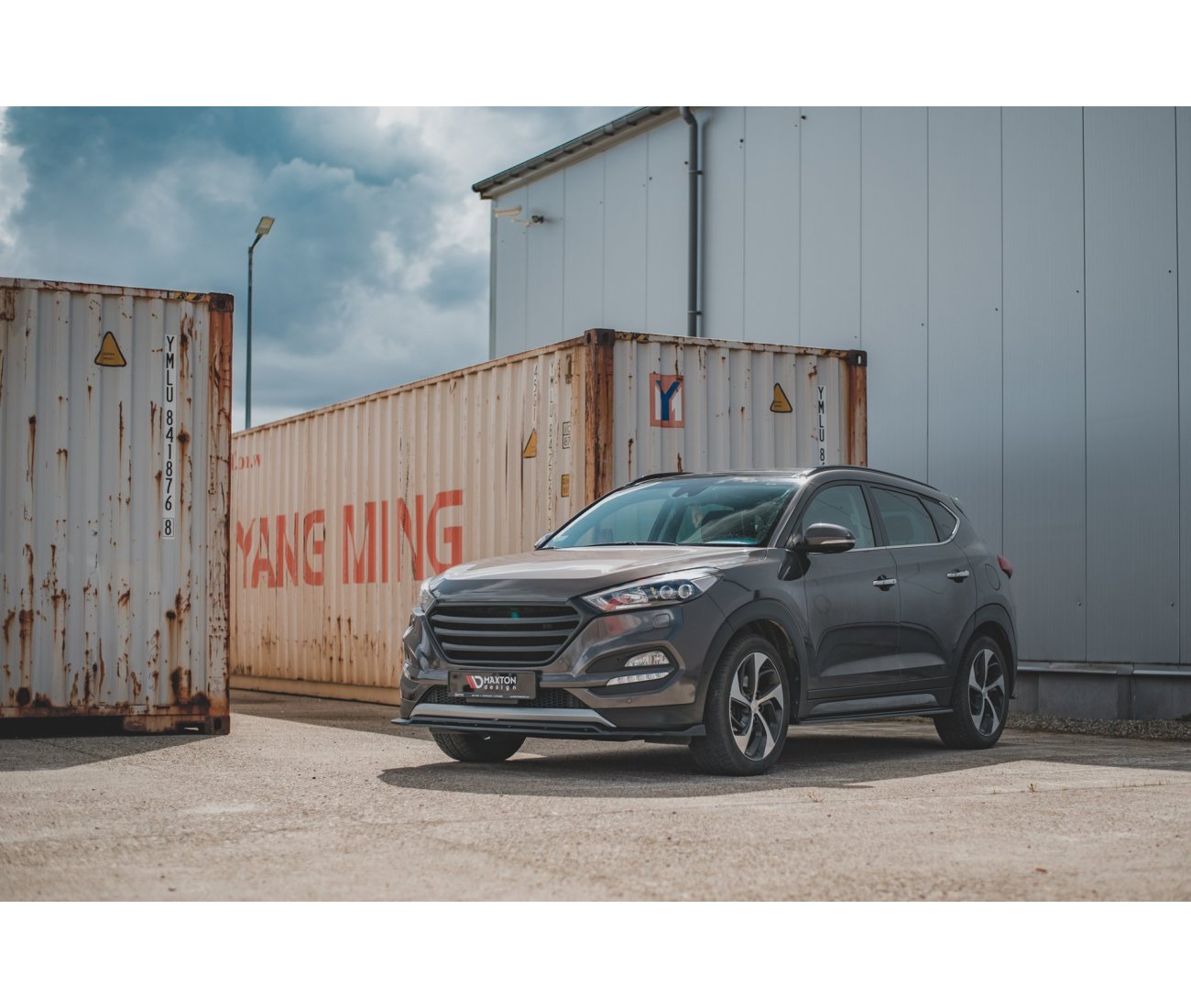 Cup spoiler lip front approach for Hyundai Tucson