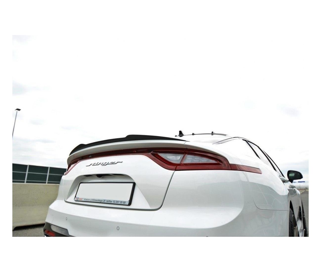 Rear spoiler attachment tear-off edge for Kia Stinger GT