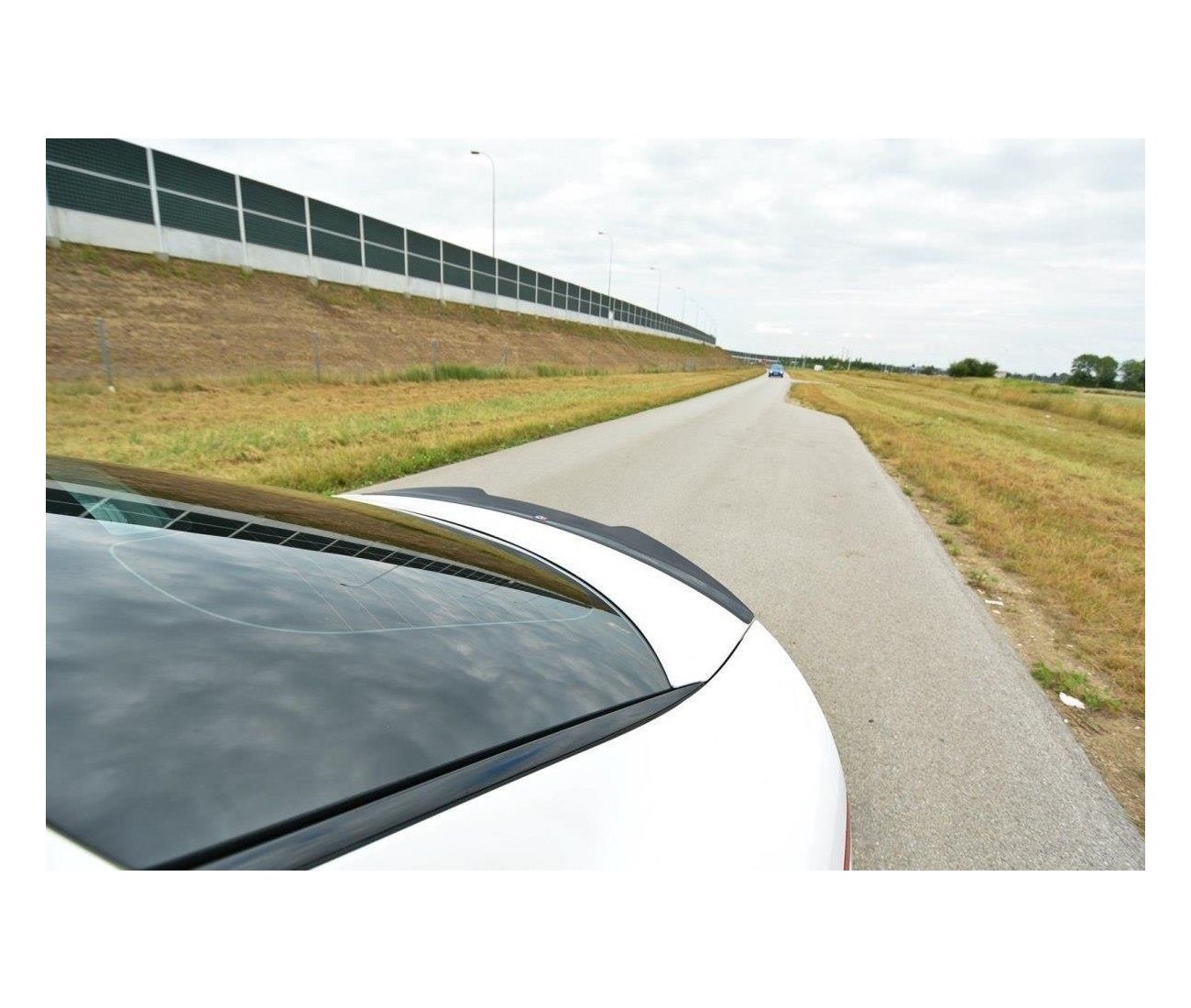 Rear spoiler attachment tear-off edge for Kia Stinger GT