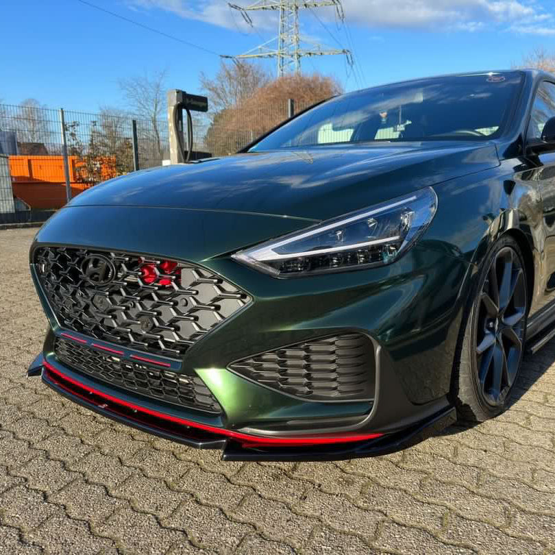 FLOW DOWN® Magnet-Kennzeichenhalter für Hyundai I30N Facelift – Rahmenlose Kennzeichenhalter mit starken Magneten für eine unsichtbare und sichere Befestigung. Passgenau für den Kühlergrill, getestet bis 280 km/h. Ideal für ein sauberes Fahrzeug-Design und perfekte Fotos. Kompatibel mit Alu- und 3D-Kennzeichen sowie internationalen Nummernschildern.